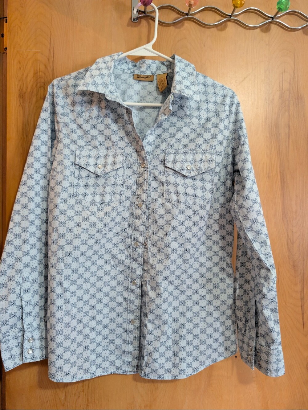 Wrangler Women's Long Sleeve Button-Up Shirt Size Small Blue Floral Print